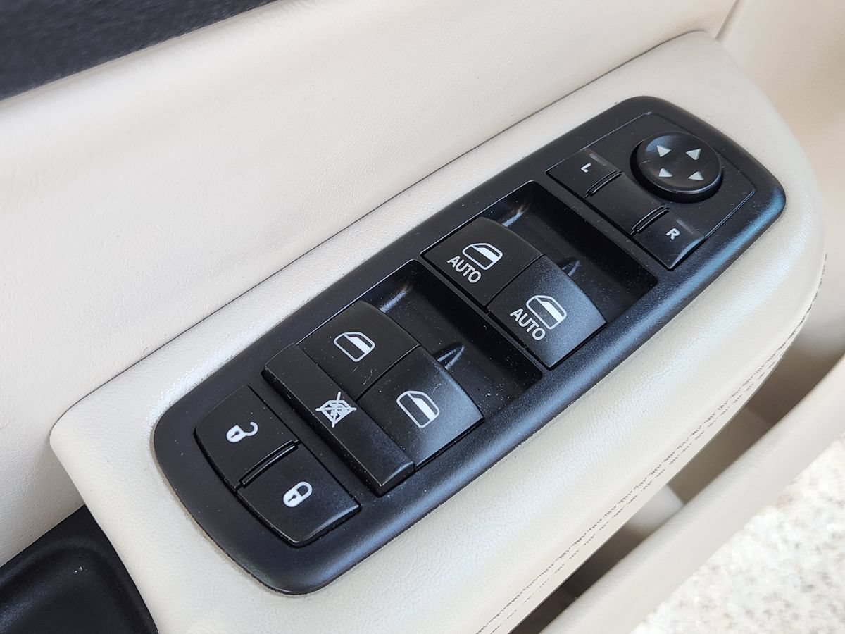 Used 2017 Chrysler 200 Limited Platinum FWD image 42