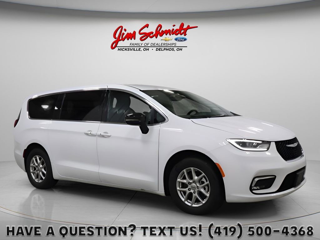 Used 2025 Chrysler Pacifica Select FWD image 1