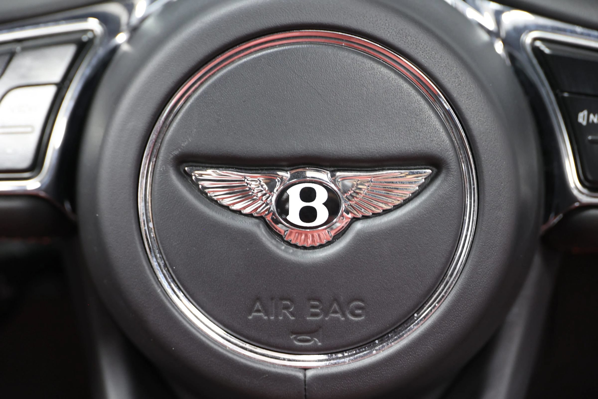 Used 2022 Bentley Bentayga AWD/4WD image 31