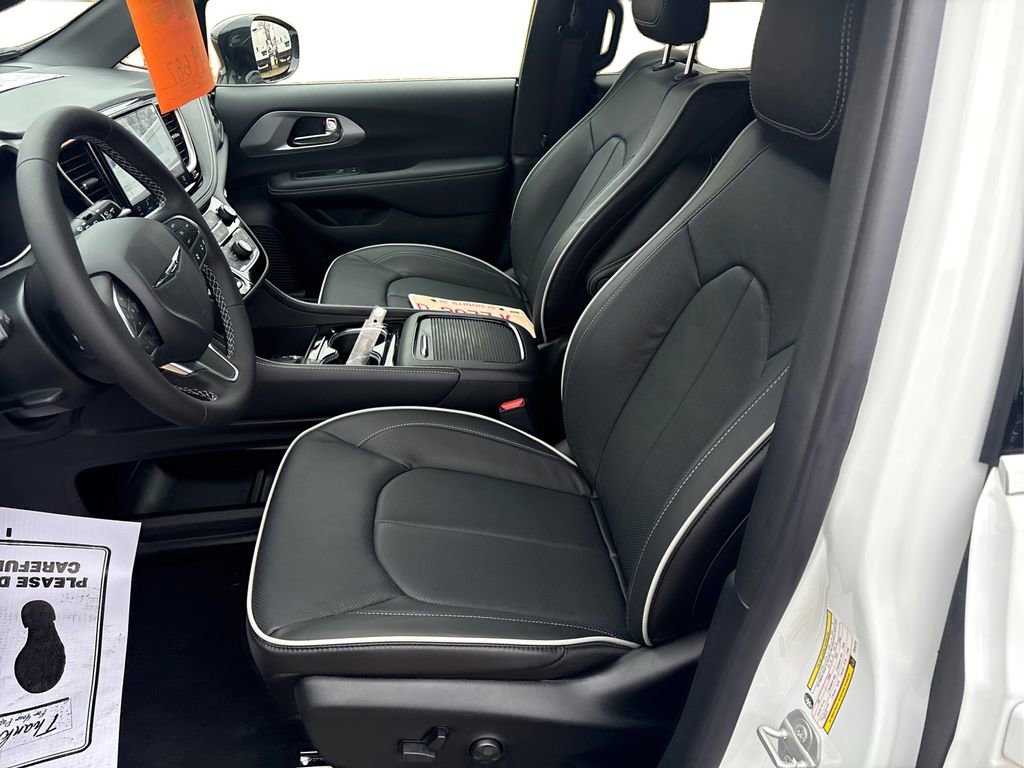 New 2026 Chrysler Pacifica Limited w/ Uconnect Theater Family Group image 9
