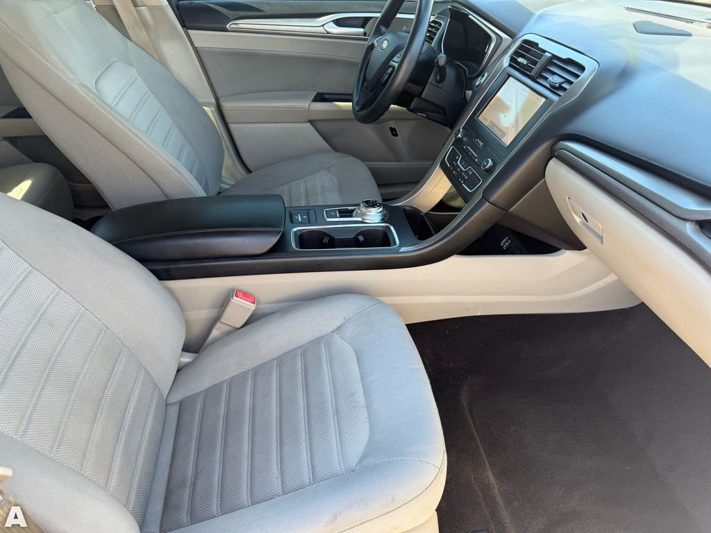 Used 2020 Ford Fusion SE FWD image 31