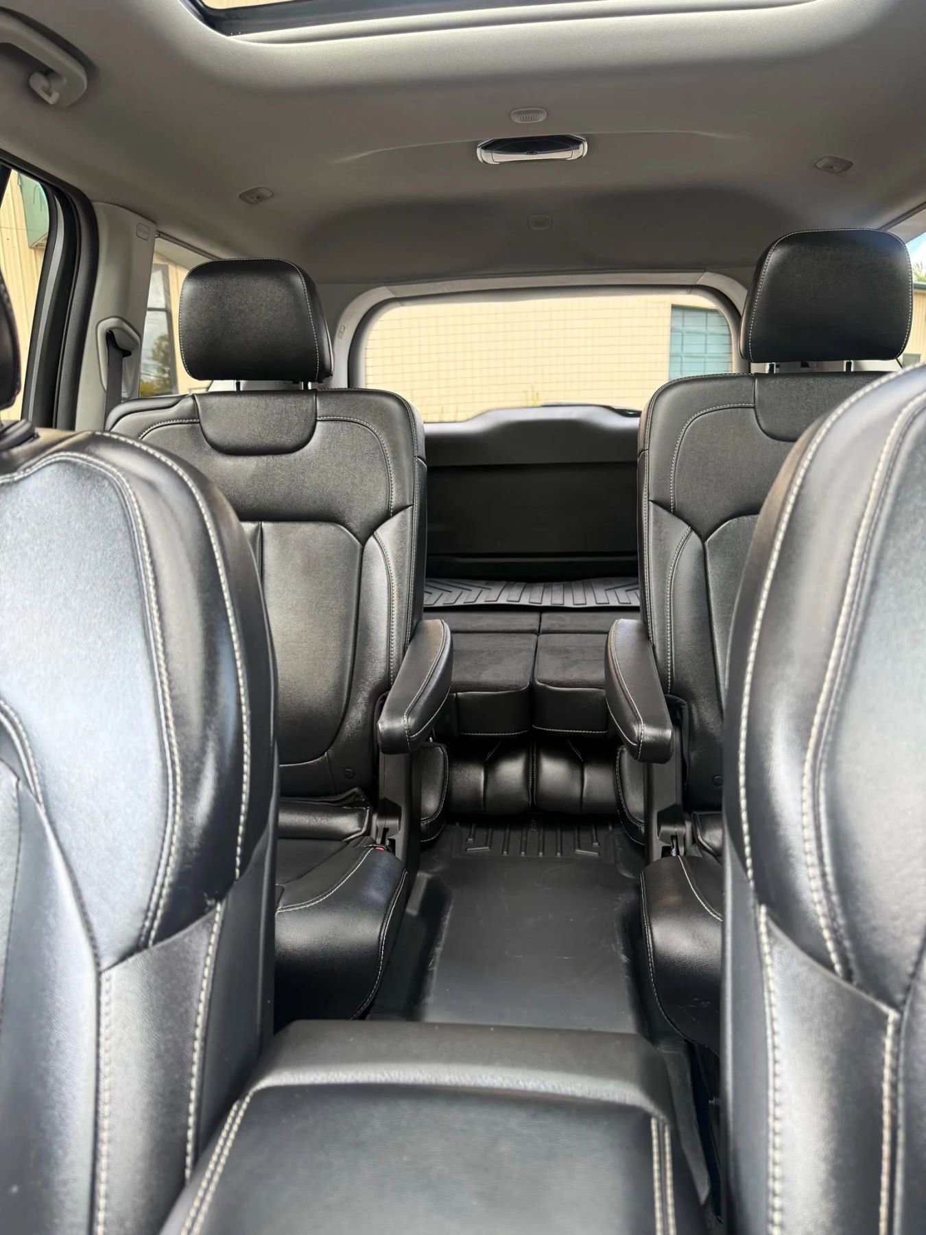 Used 2022 Jeep Grand Cherokee L Limited w/ Black Appearance Package image 23