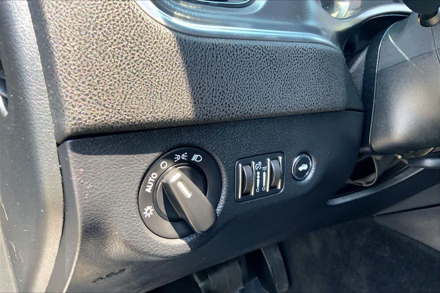 Used 2014 Dodge Charger SE RWD image 36