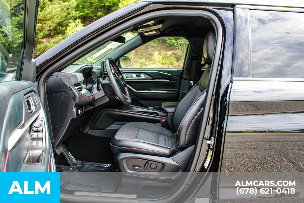 Used 2025 Ford Explorer ST-Line w/ ST-Line Street Pack AWD/4WD image 16