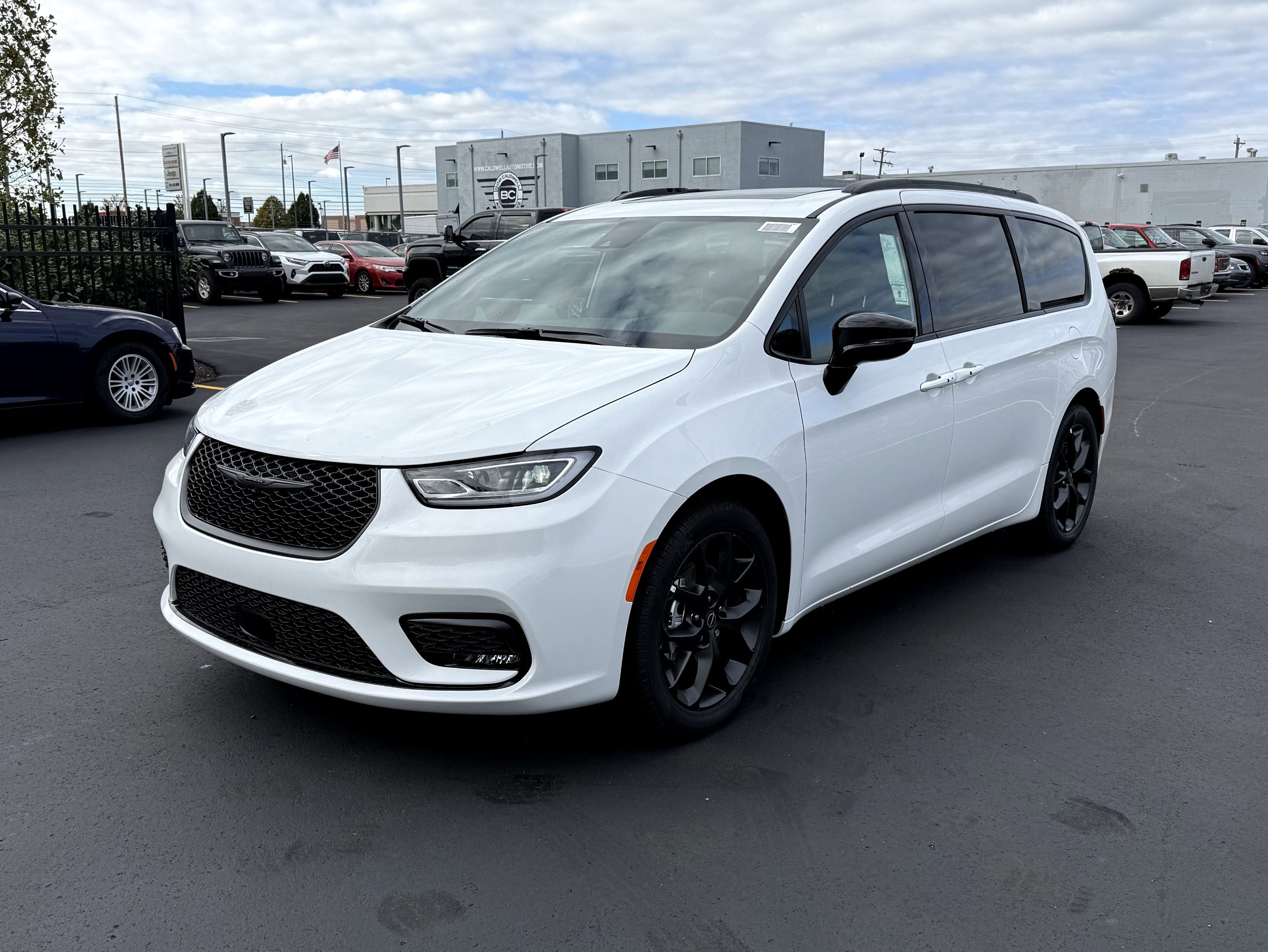 New 2026 Chrysler Pacifica Limited image 4