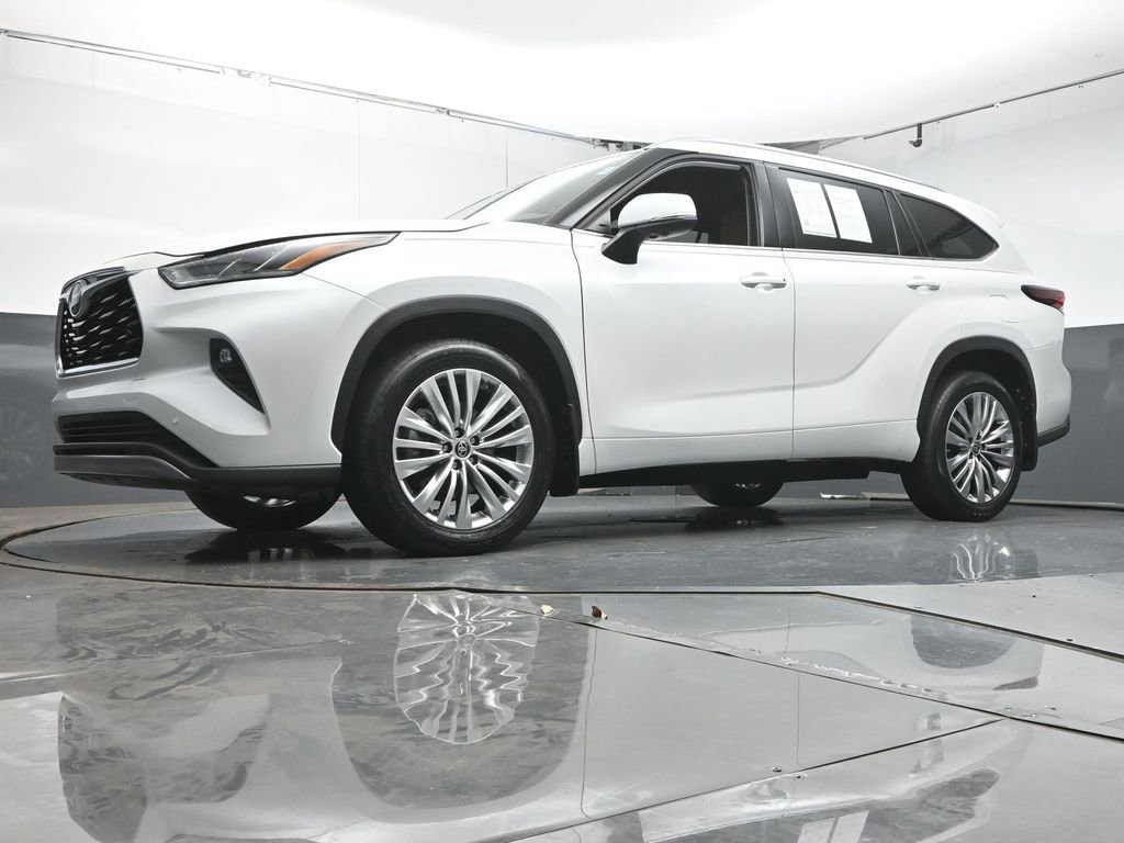 Used 2024 Toyota Highlander Platinum FWD image 36