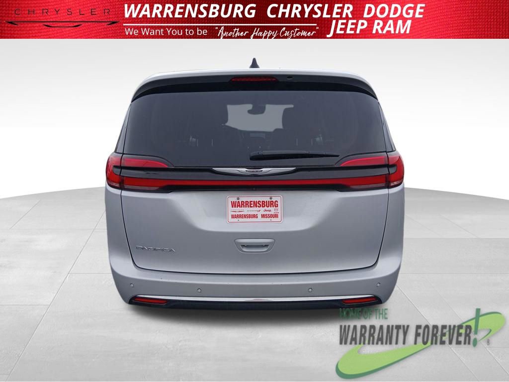 Used 2024 Chrysler Pacifica Touring-L image 5