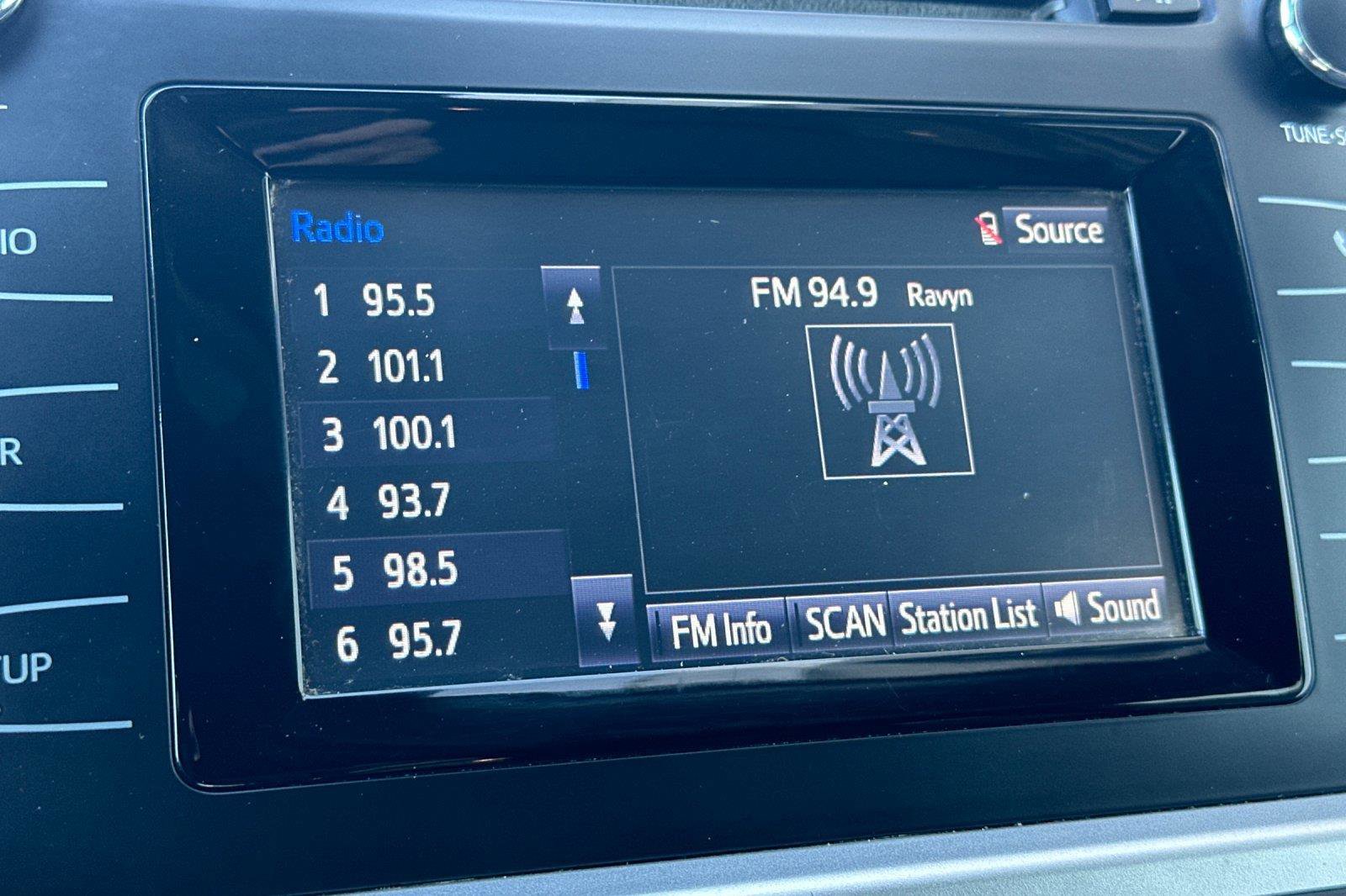 Used 2018 Toyota Highlander LE w/ Carpet Mat Package (TMS) image 18