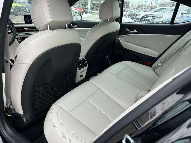Used 2025 Genesis G70 2.5T image 14