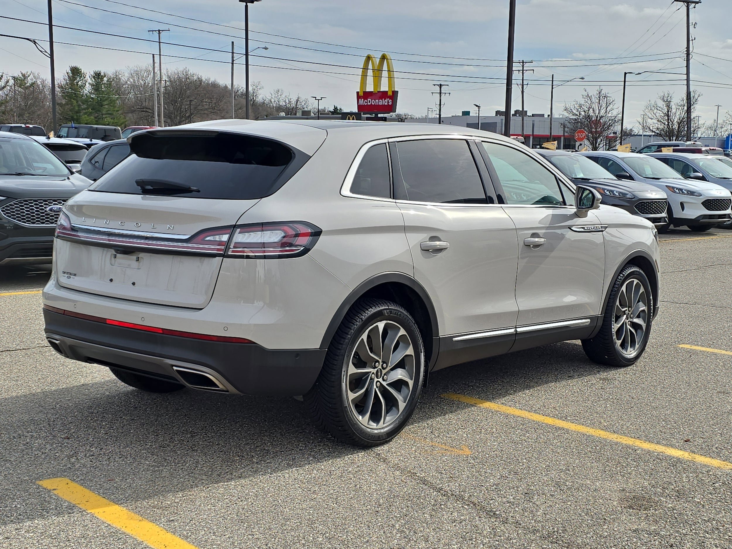 Used 2022 Lincoln Nautilus Reserve image 4