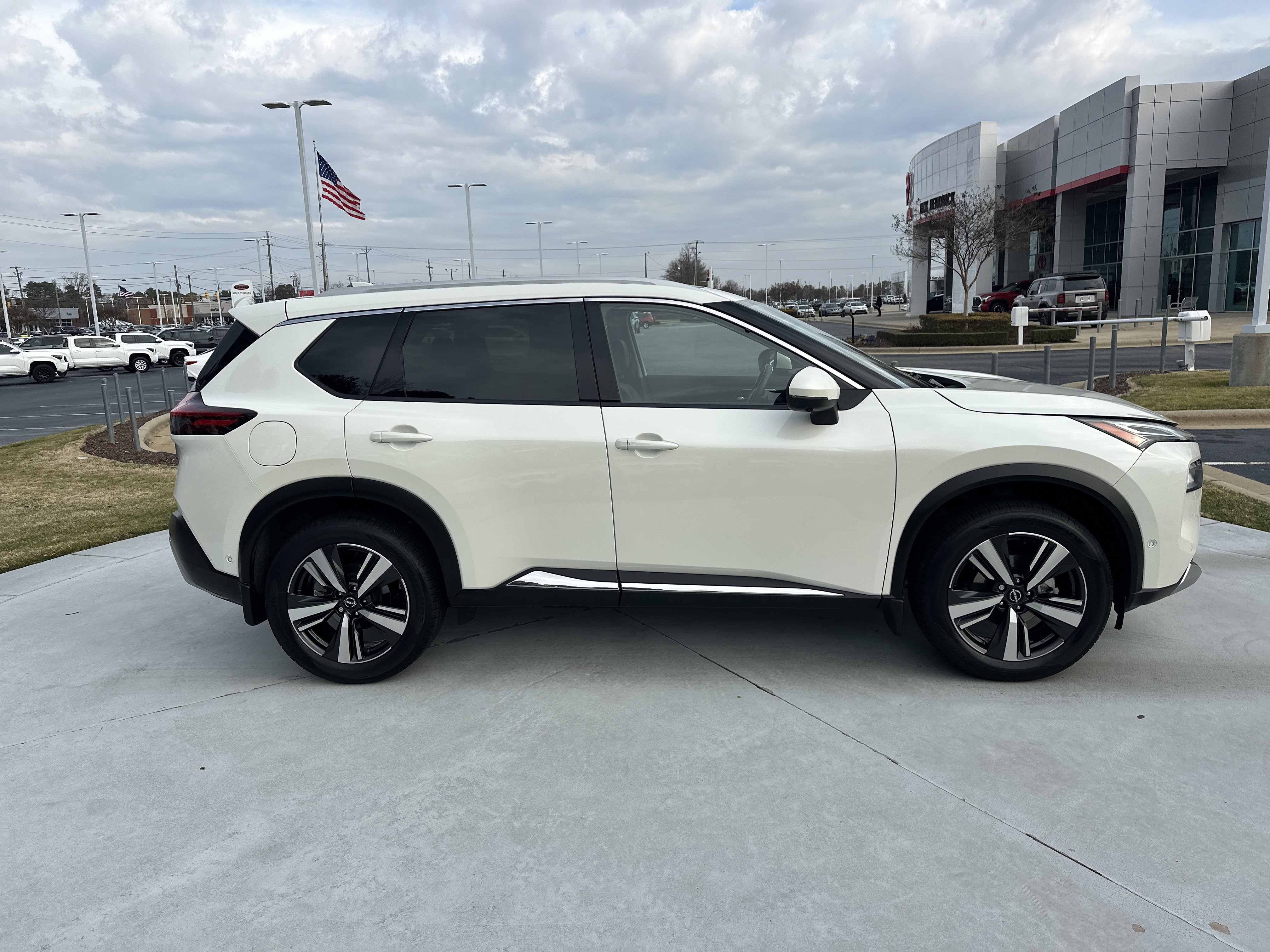 Used 2023 Nissan Rogue Platinum w/ Platinum Premium Package image 11