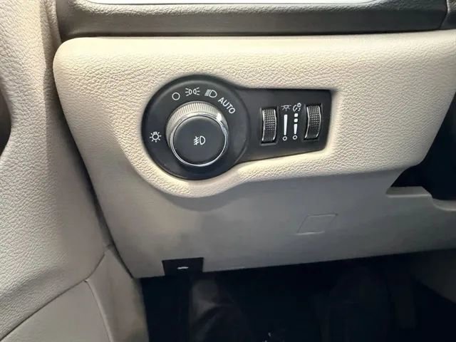 Used 2024 Chrysler Pacifica Touring-L FWD image 37