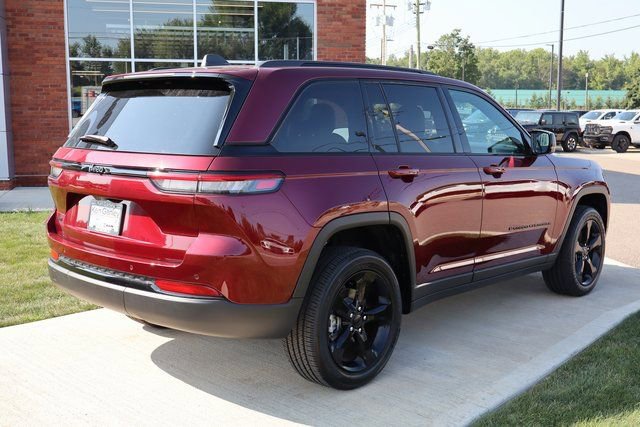 New 2025 Jeep Grand Cherokee Altitude w/ Trailer Tow Package image 32