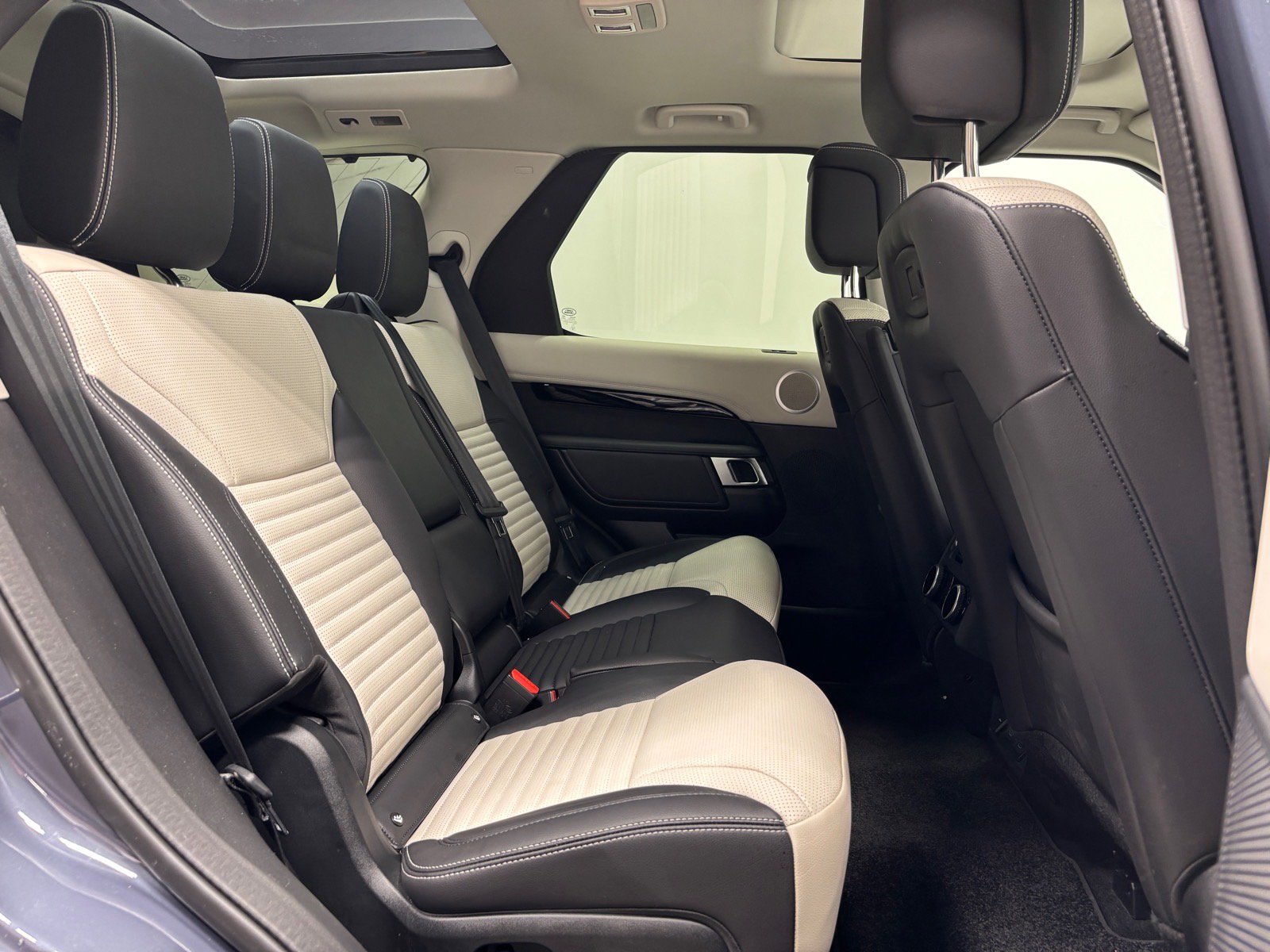 New 2025 Land Rover Discovery S AWD/4WD image 39