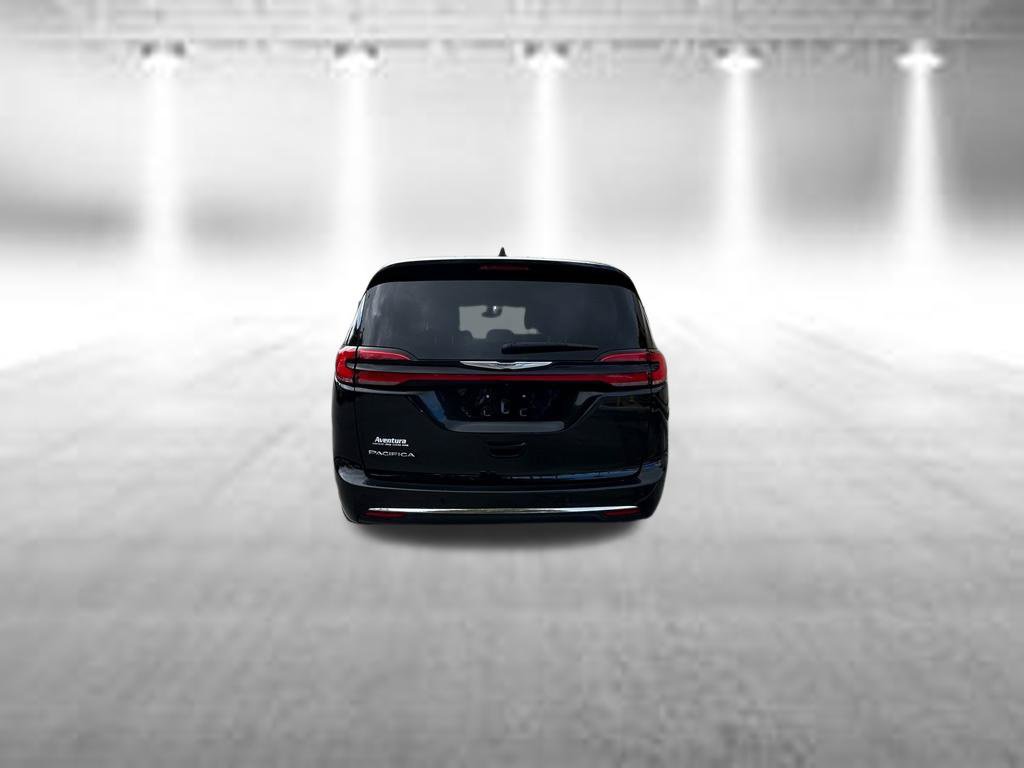 Used 2023 Chrysler Pacifica Touring-L FWD image 5
