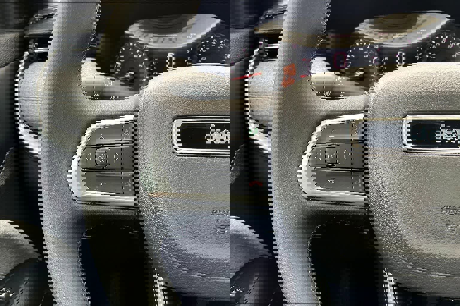 Used 2025 Jeep Compass Latitude image 24