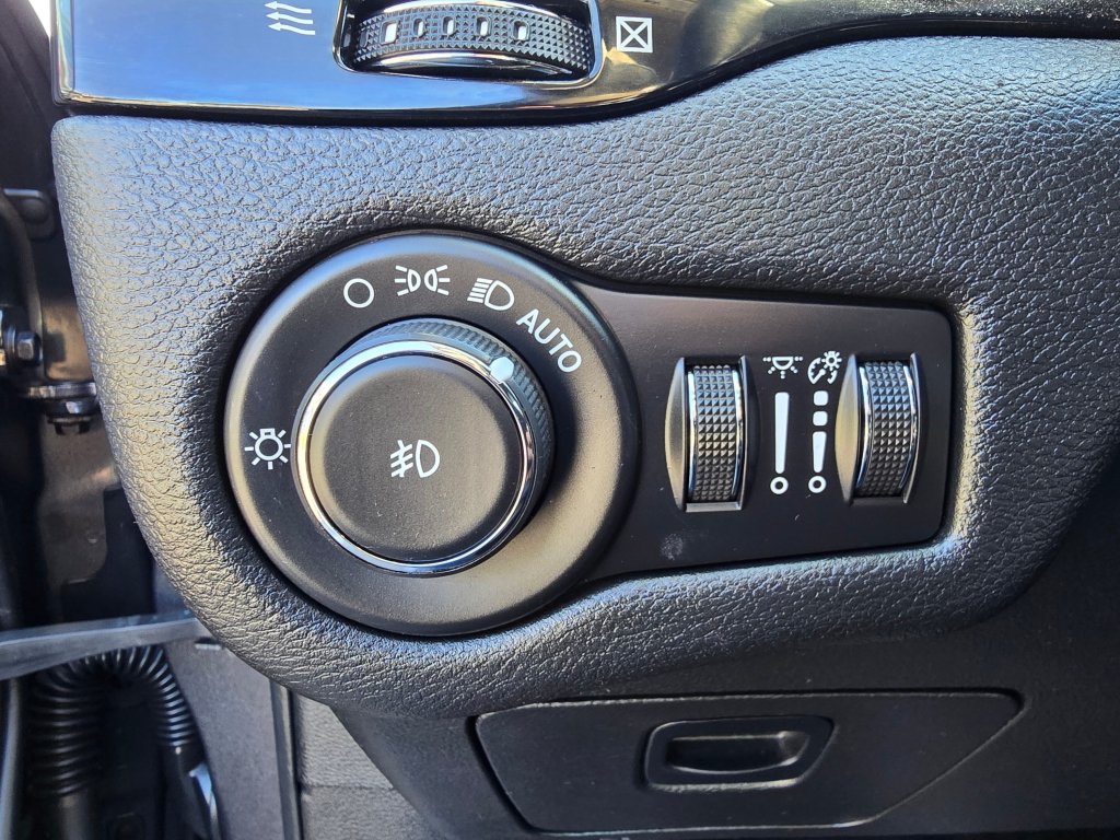 Used 2020 Jeep Cherokee Latitude Plus AWD/4WD image 31