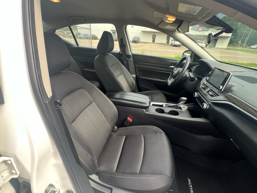 Used 2025 Nissan Altima 2.5 SV FWD image 15