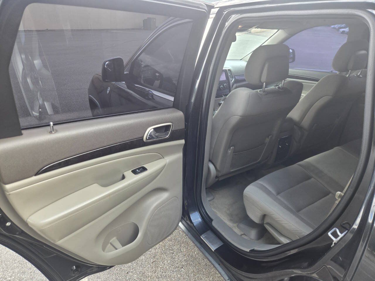 Used 2012 Jeep Grand Cherokee Laredo w/ Laredo E Group AWD/4WD image 31
