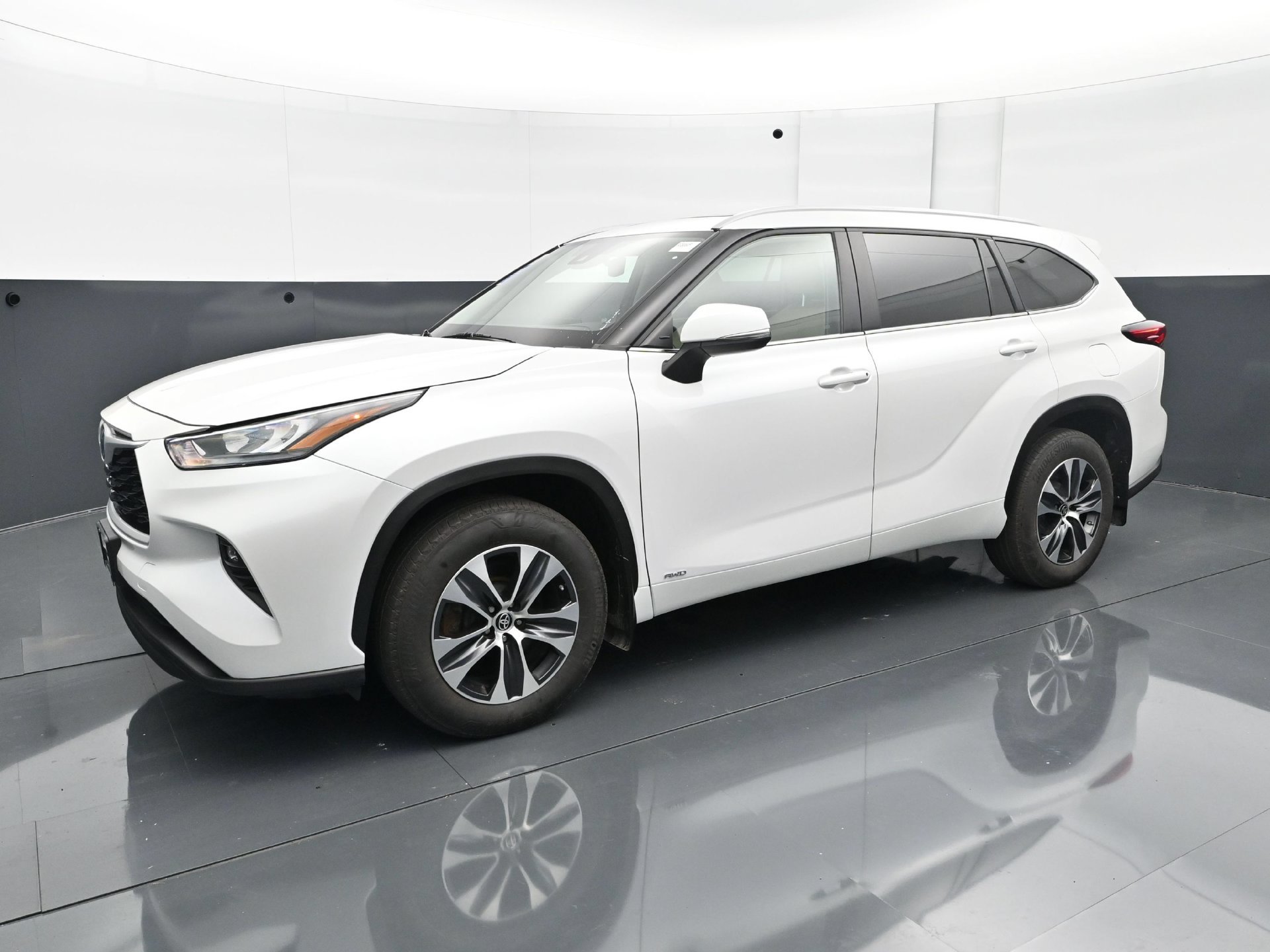 Used 2023 Toyota Highlander XLE AWD/4WD image 2