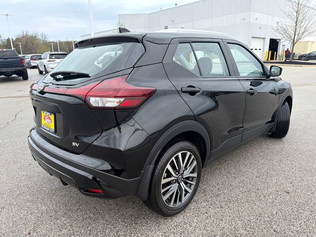 Used 2023 Nissan Kicks SV image 3