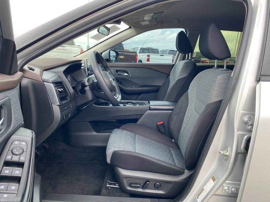 Used 2023 Nissan Rogue SV image 10