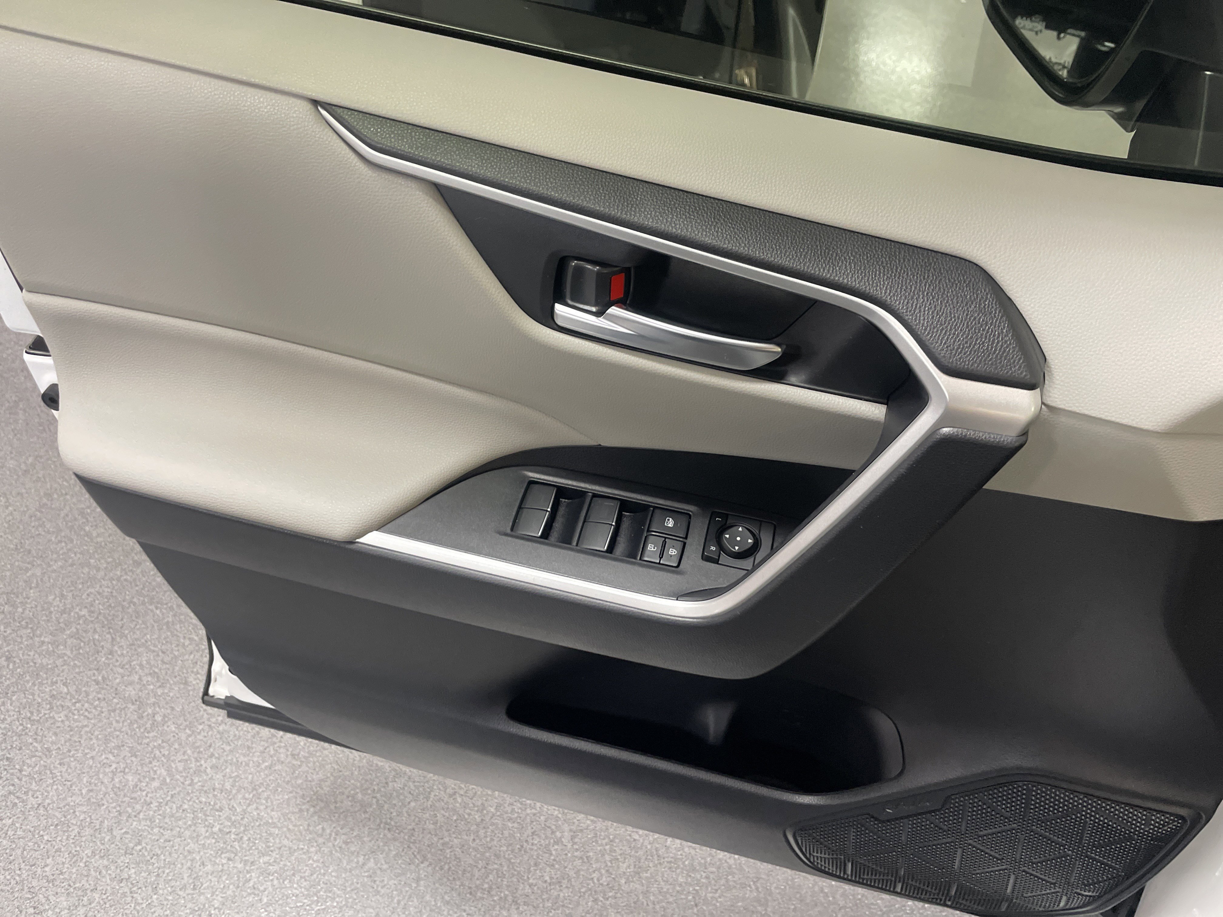 Used 2025 Toyota RAV4 XLE image 14