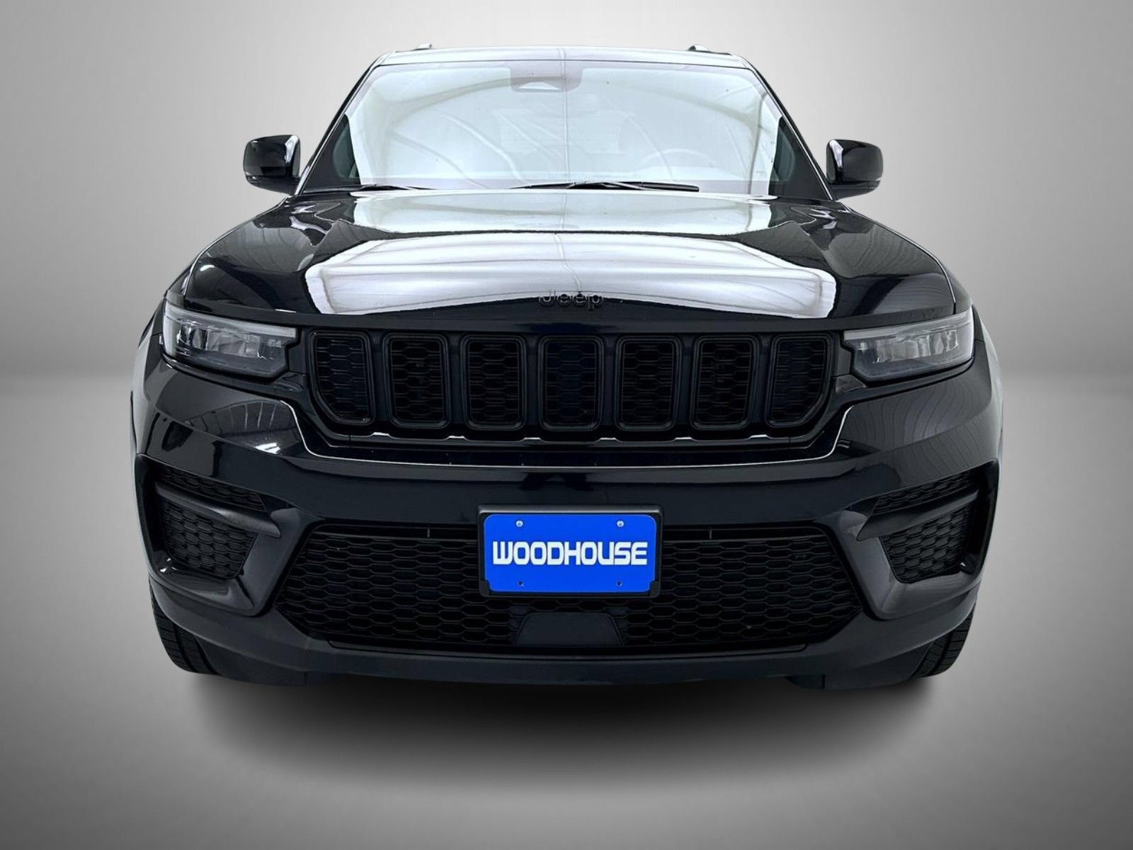 Used 2023 Jeep Grand Cherokee Altitude AWD/4WD image 2