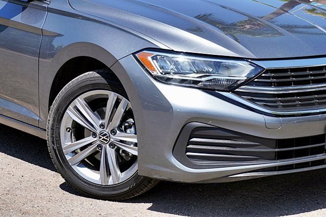 Used 2024 Volkswagen Jetta SE FWD image 4