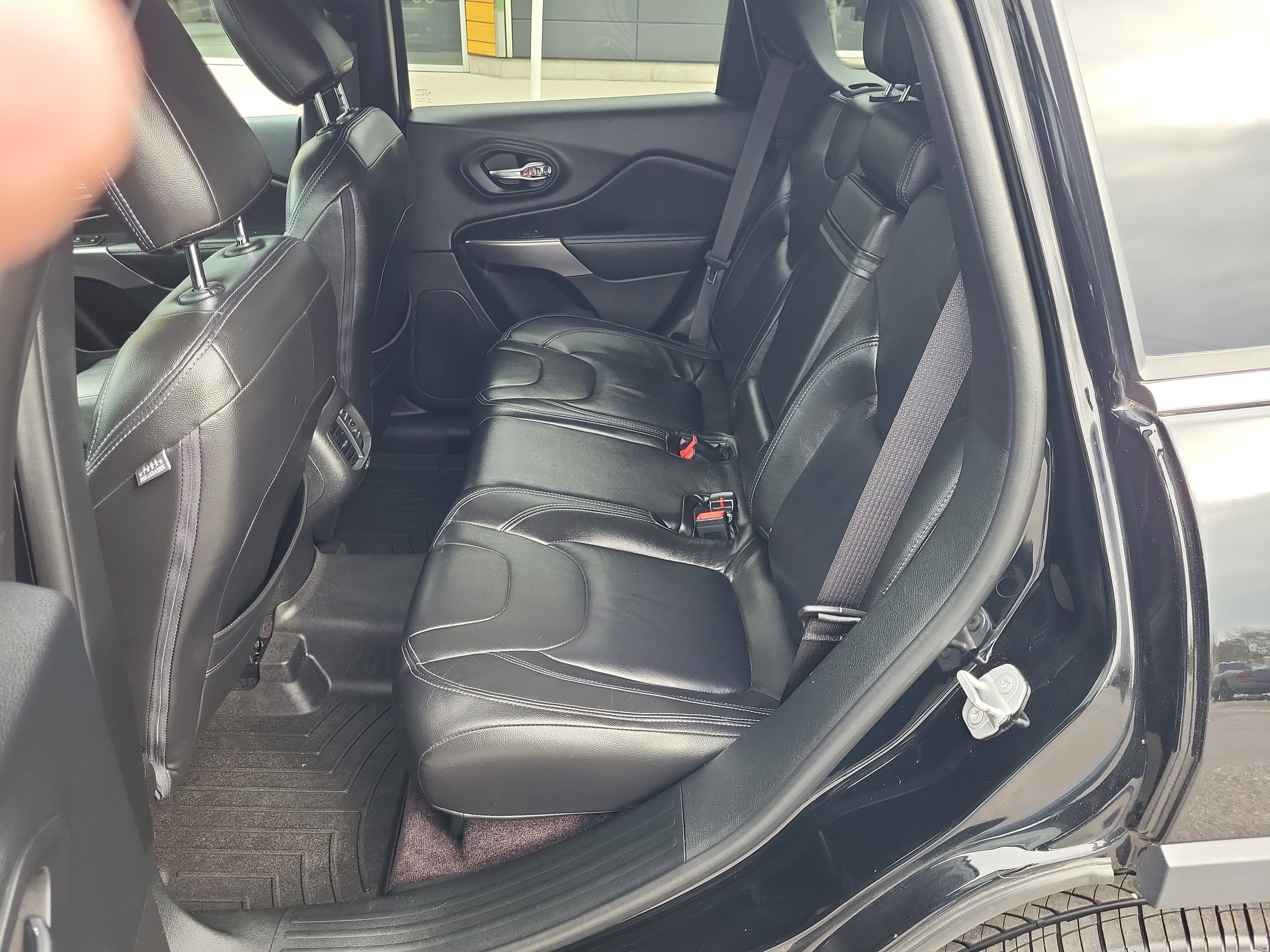 Used 2019 Jeep Cherokee Latitude w/ Popular Appearance Group image 9