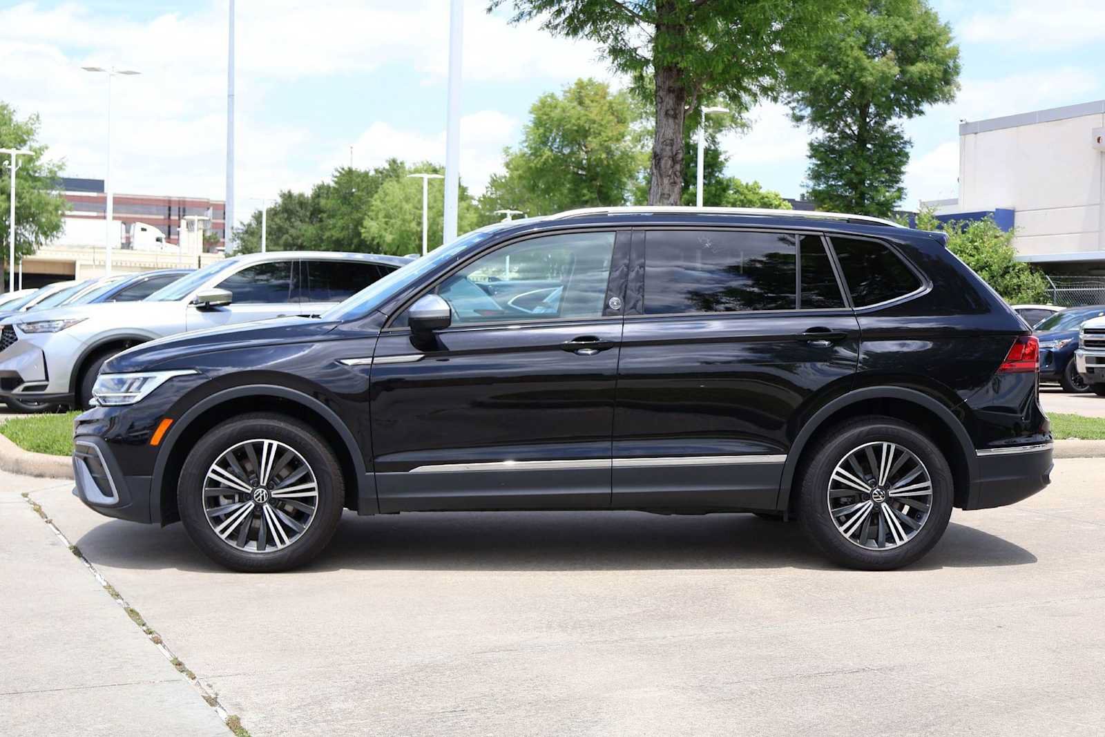 Used 2024 Volkswagen Tiguan Wolfsburg Edition AWD/4WD image 3