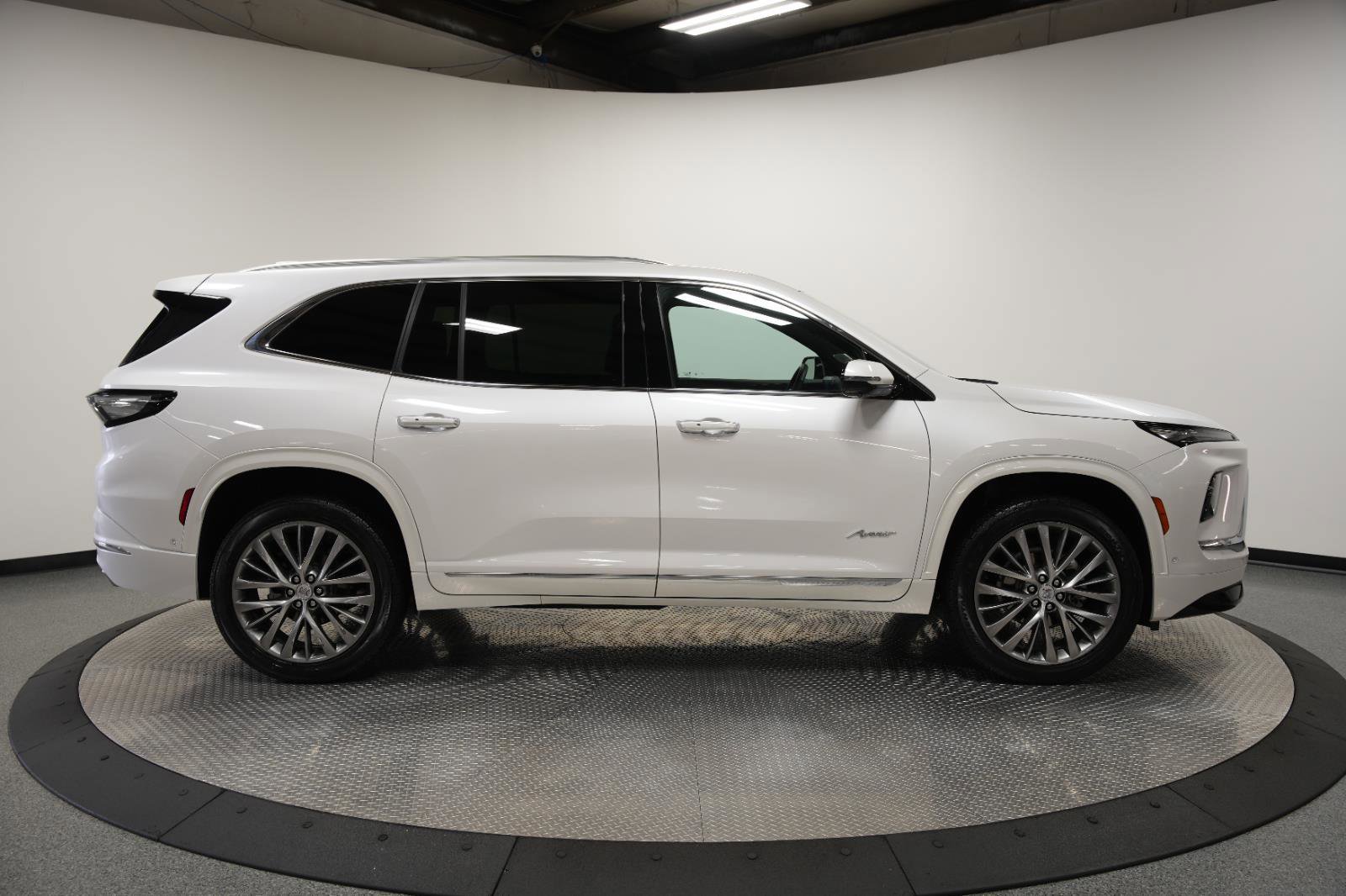 Used 2025 Buick Enclave Avenir image 8