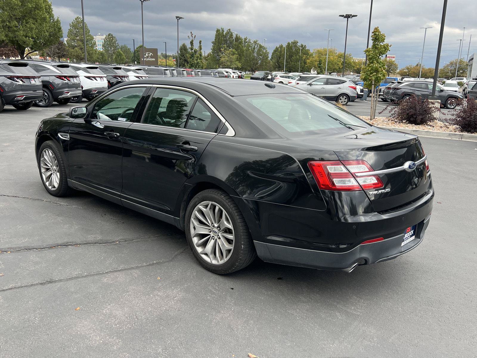 Used 2015 Ford Taurus Limited FWD image 18