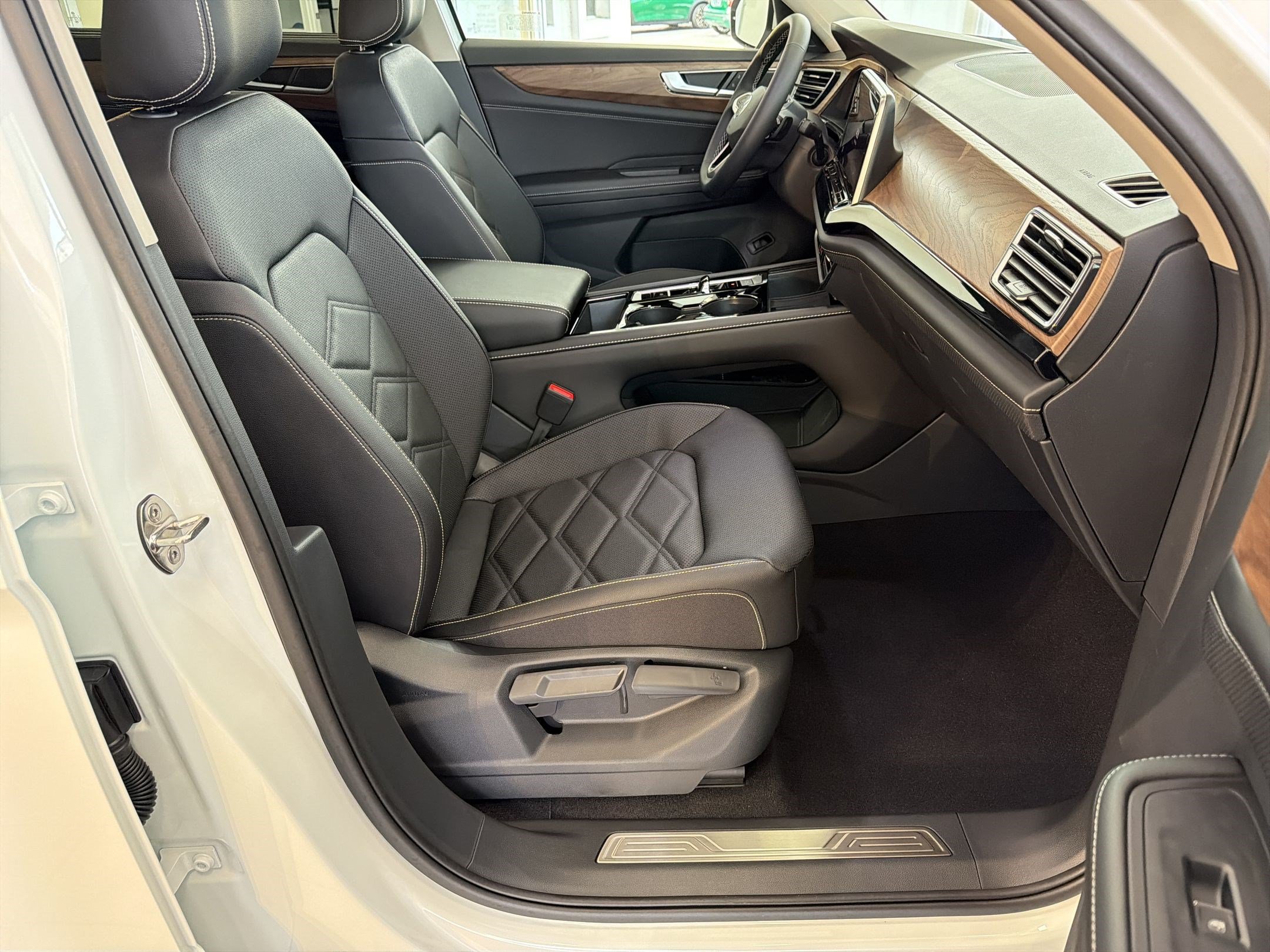 New 2026 Volkswagen Atlas SE FWD image 28