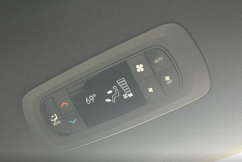 Used 2025 Chrysler Pacifica Limited image 6