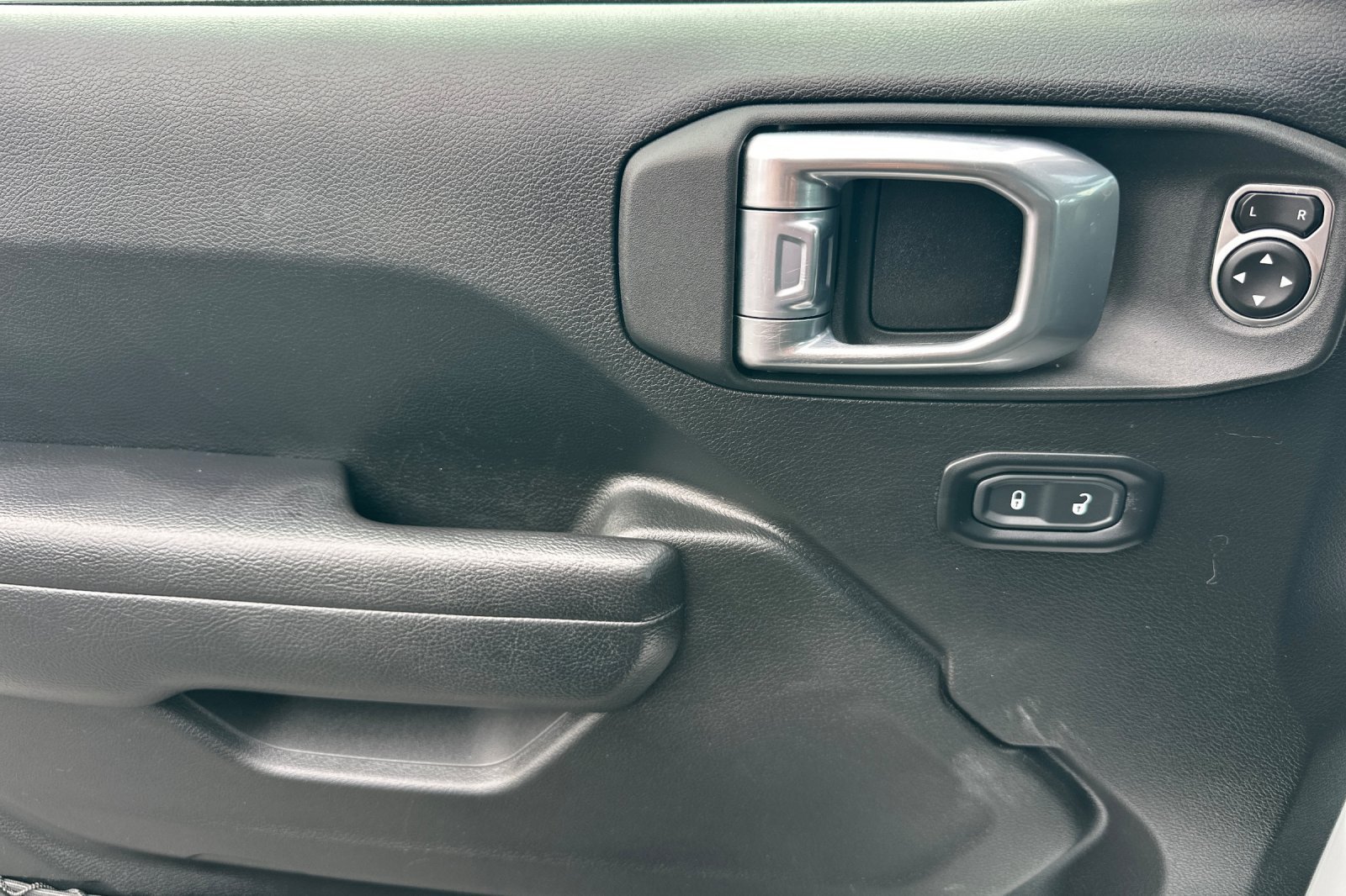 Used 2024 Jeep Wrangler Unlimited AWD/4WD image 14
