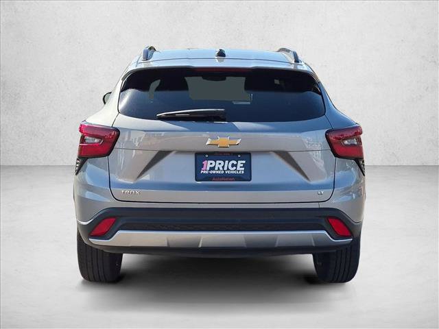 Used 2025 Chevrolet Trax LT FWD image 6