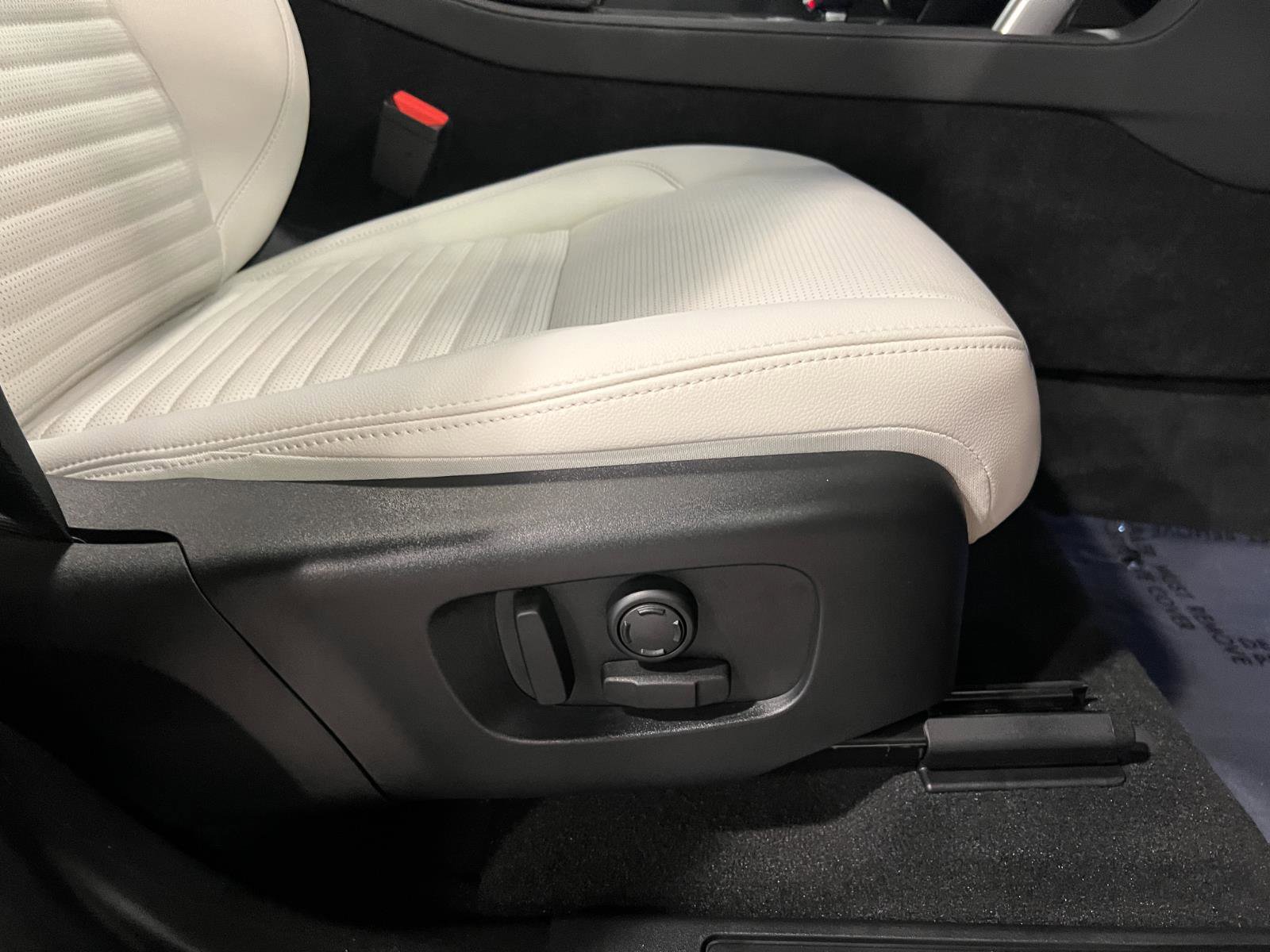 Used 2025 Land Rover Discovery Sport S image 37