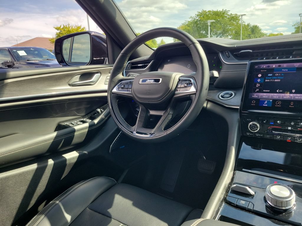 Used 2023 Jeep Grand Cherokee Overland w/ Advanced Protech Group III AWD/4WD image 13