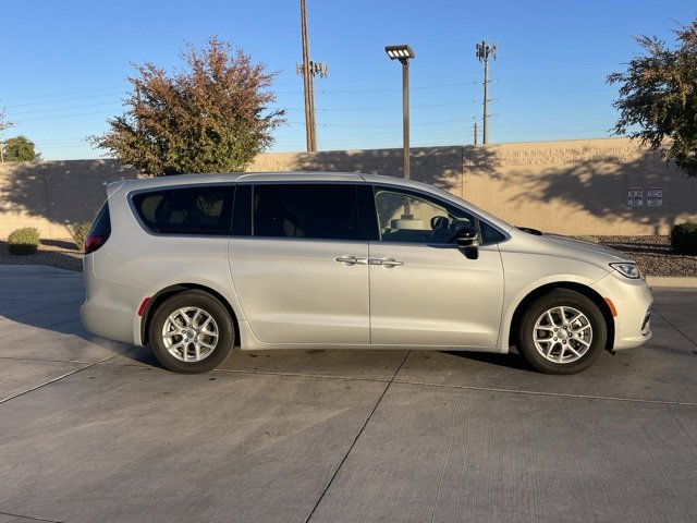 Certified 2024 Chrysler Pacifica Touring-L image 3