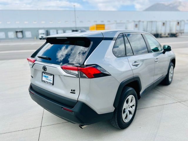 Used 2022 Toyota RAV4 LE image 8
