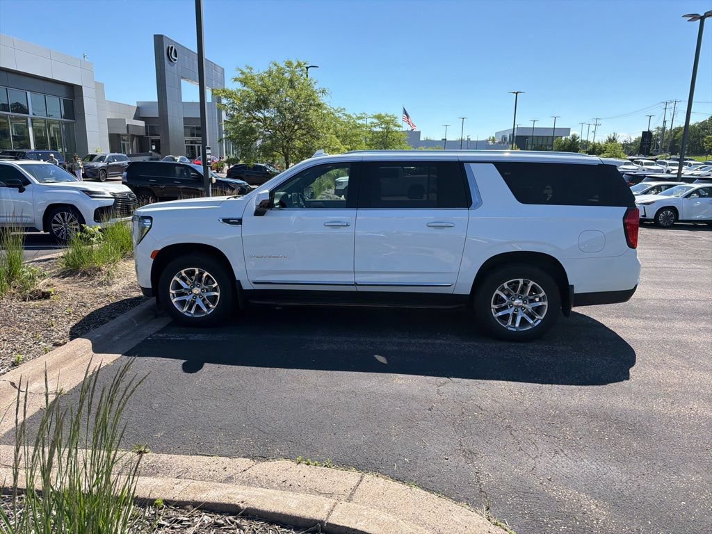 Used 2024 GMC Yukon XL SLT w/ SLT Luxury Package AWD/4WD image 3