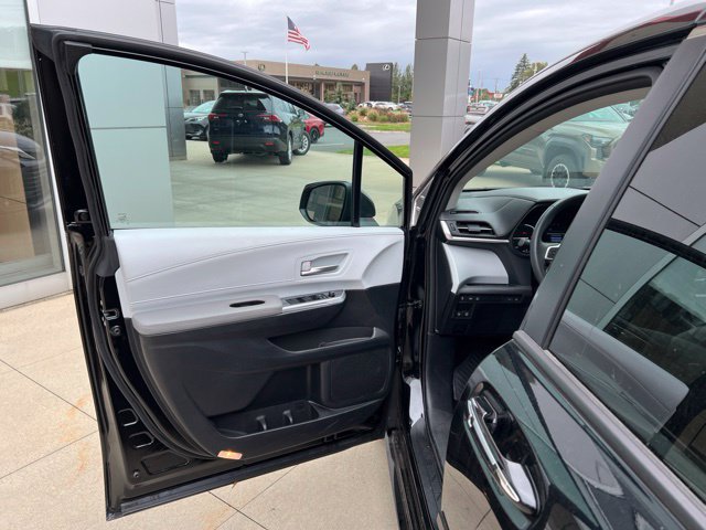 Used 2025 Toyota Sienna XLE w/ XLE Plus Package AWD/4WD image 27