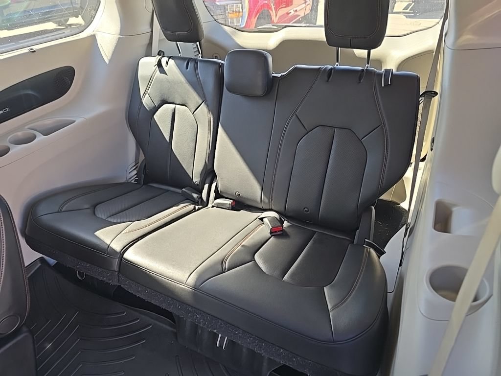 Used 2017 Chrysler Pacifica Touring-L Plus w/ Tire & Wheel Group FWD image 18