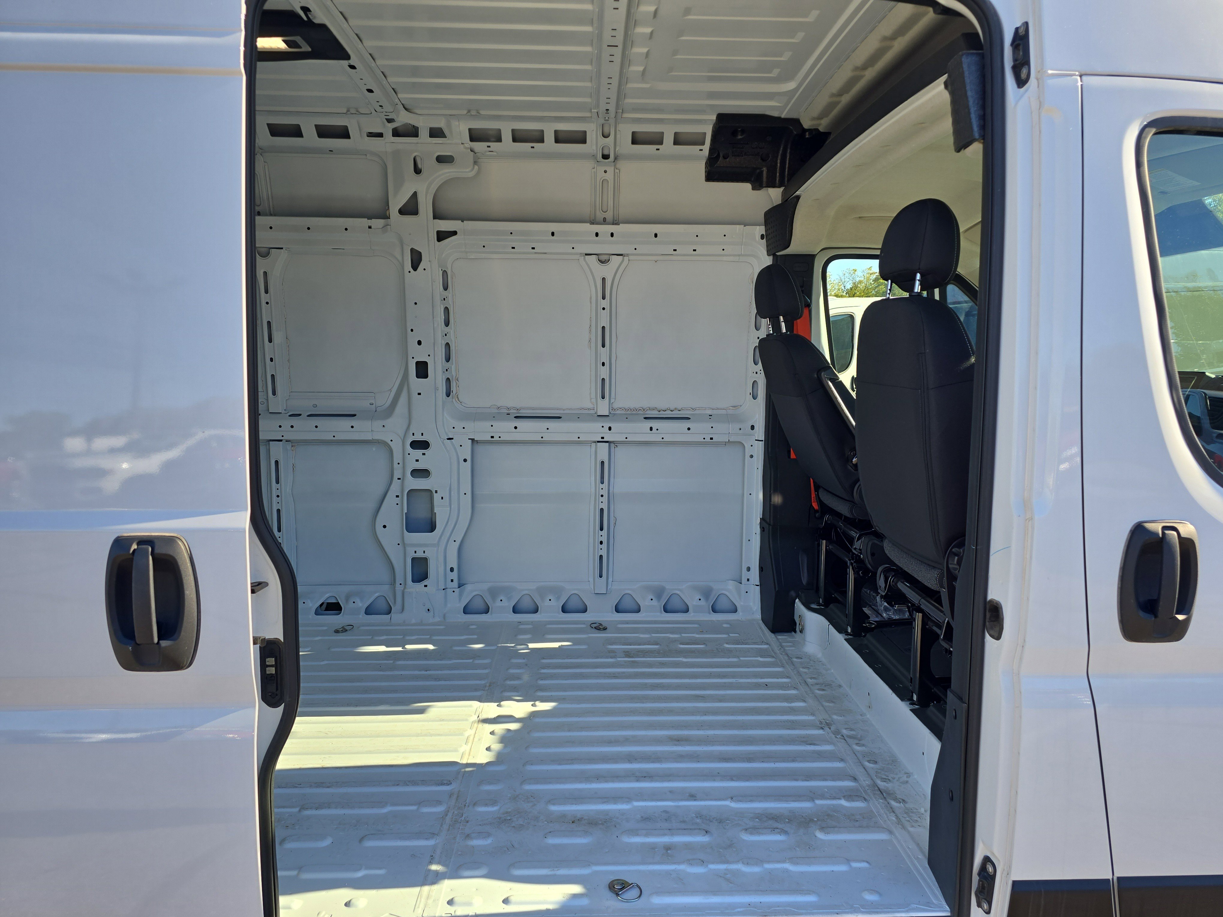 Used 2025 RAM ProMaster 2500 w/ Convenience Group image 8