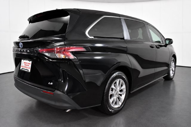 Used 2025 Toyota Sienna LE FWD image 4