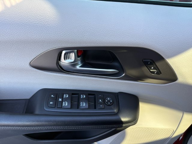 Used 2018 Chrysler Pacifica Limited w/ Tire & Wheel Group FWD image 20