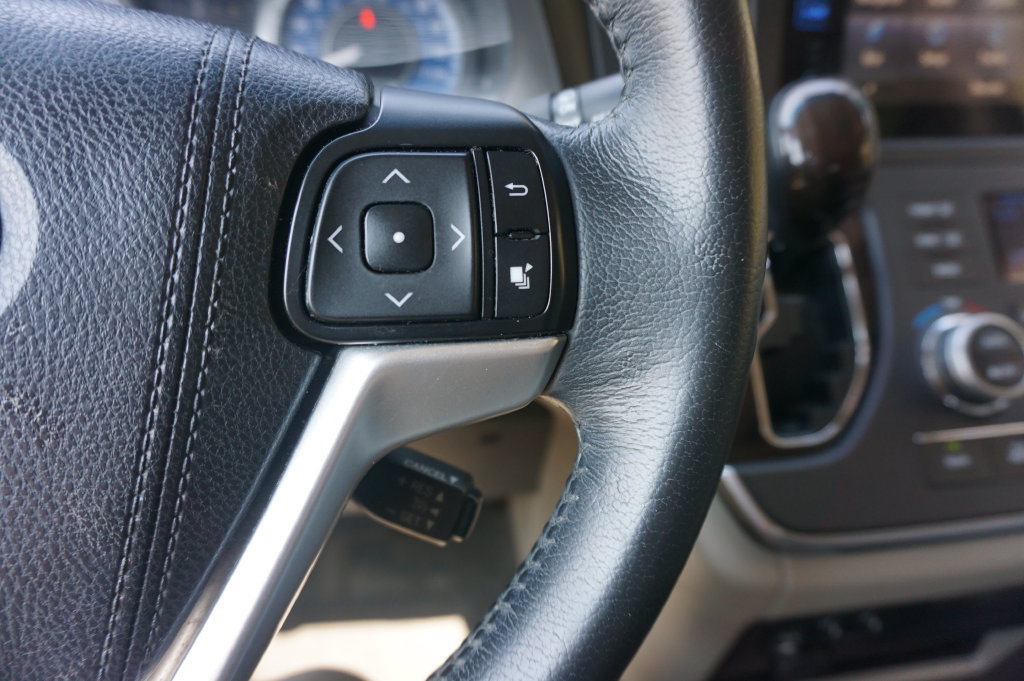 Used 2015 Toyota Sienna XLE Premium FWD image 8