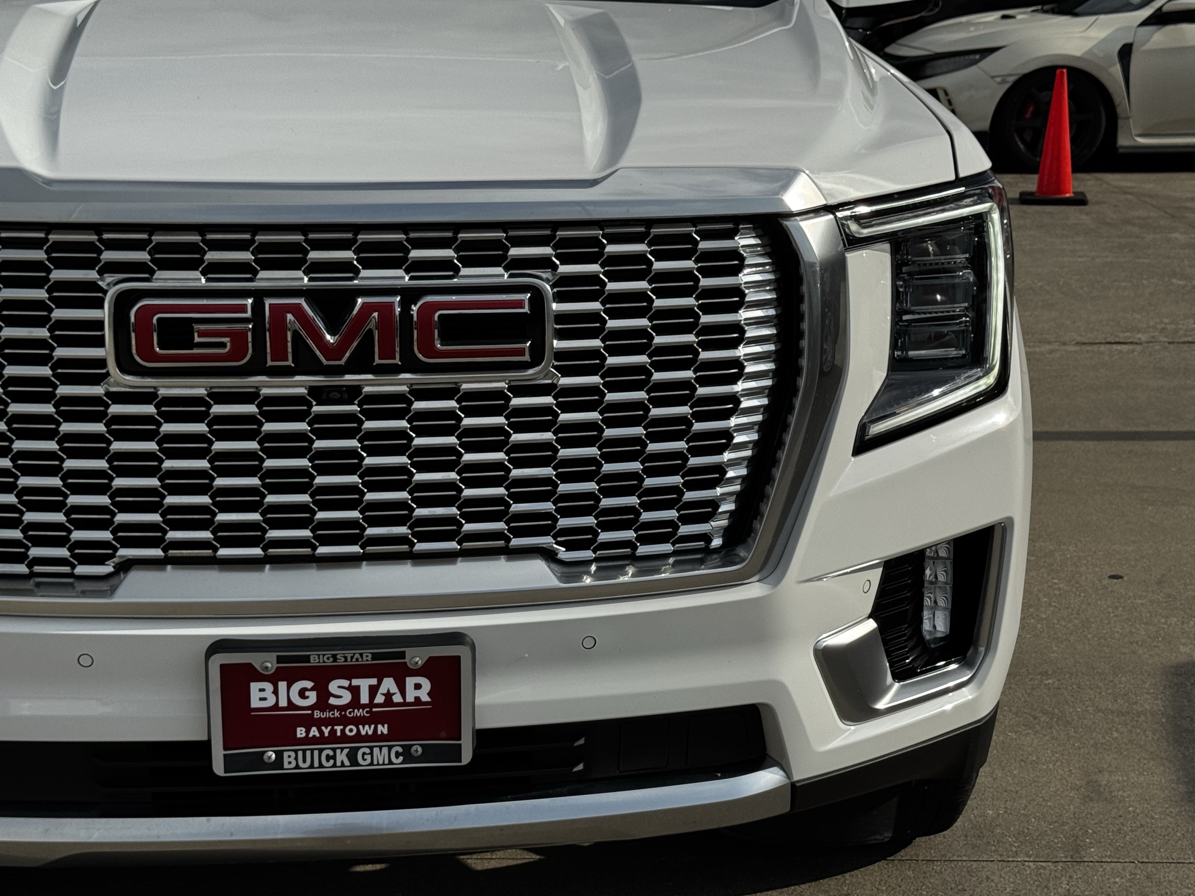 Used 2024 GMC Yukon XL Denali AWD/4WD image 5