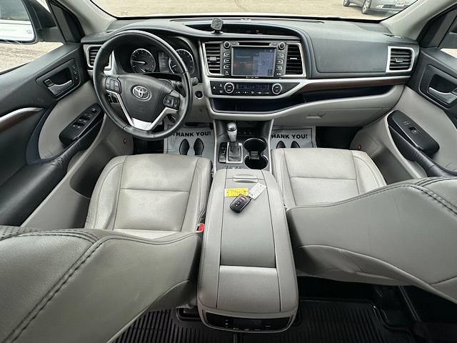 Used 2016 Toyota Highlander Limited w/ Four Season Floor Mat Package AWD/4WD image 18